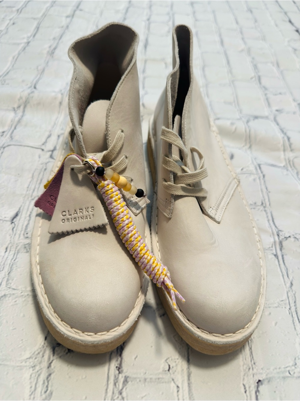 Womens Sz 10 Clark’s Dessert Chukka Boots white nubuck leather
